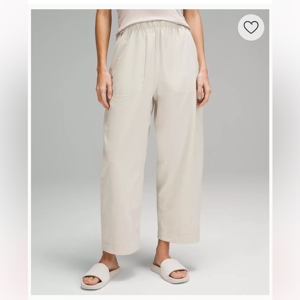 Lululemon Lightweight Mid-Rise Barrel-Leg Crop - Size 8 in Bone